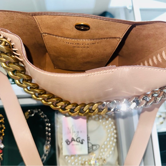 Stella McCartney: Two-Tone Bucket Frayme Chain-Link Crossbody Tote Bag - Picture 10 of 16